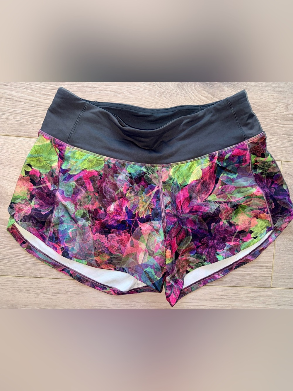 Lululemon Speed Up Mid-Rise Lined Short 4"
Size 4